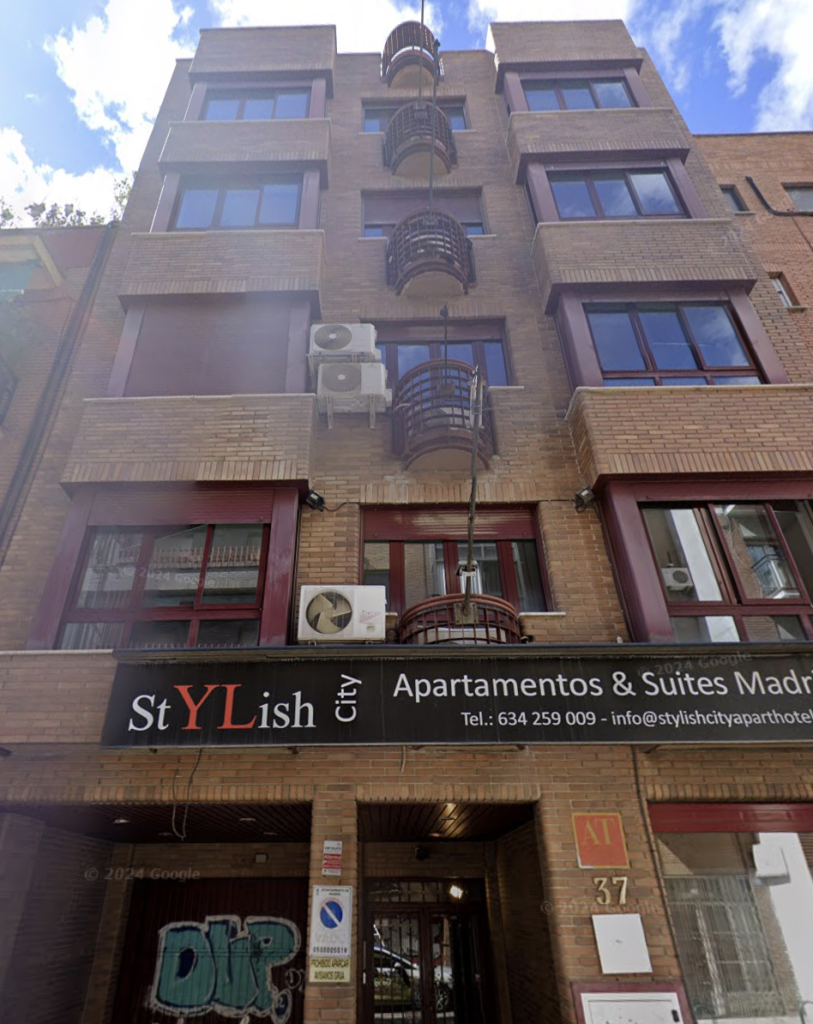 Maison miniature en bois blanc et rouge sur une table marron